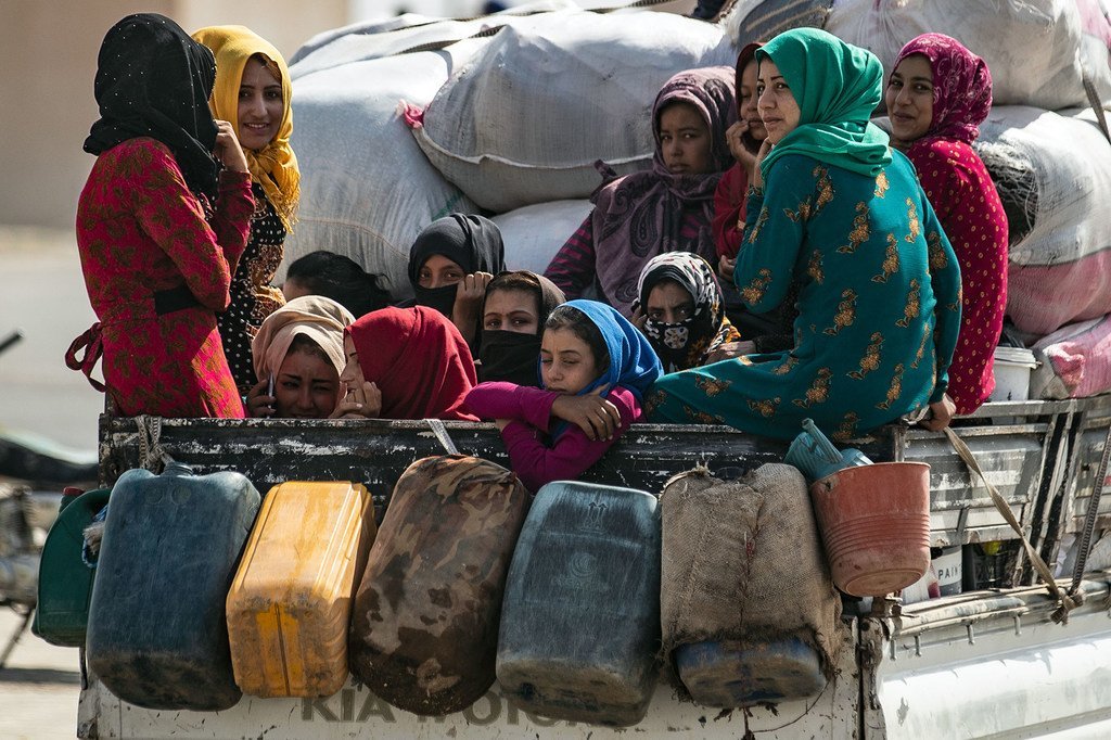 Photo d'archives de familles déplacées syriennes après avoir fui une escalade de la violence en 2019.
